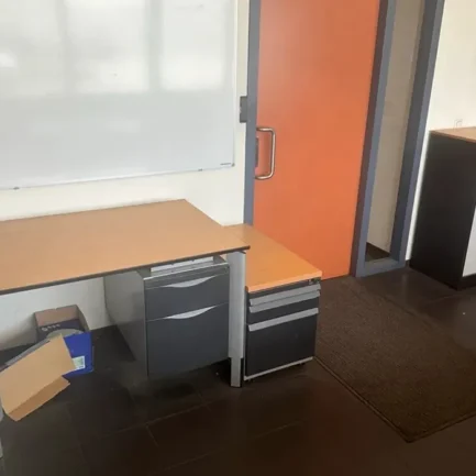 Biurko z kontenerkiem