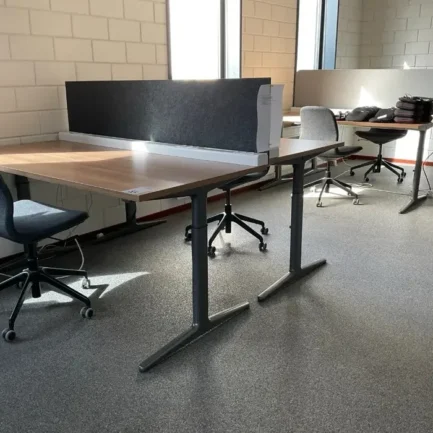 Biurko 160x80cm z dźwiękoszczelną przegrodą