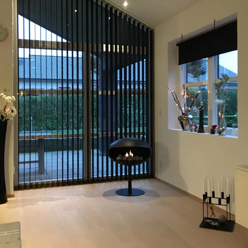 black-cocoon-pedestal-bio-fireplace-kundebillede