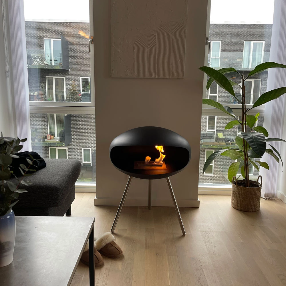 sort-cocoon-terra-med-staal-ben-i-stue